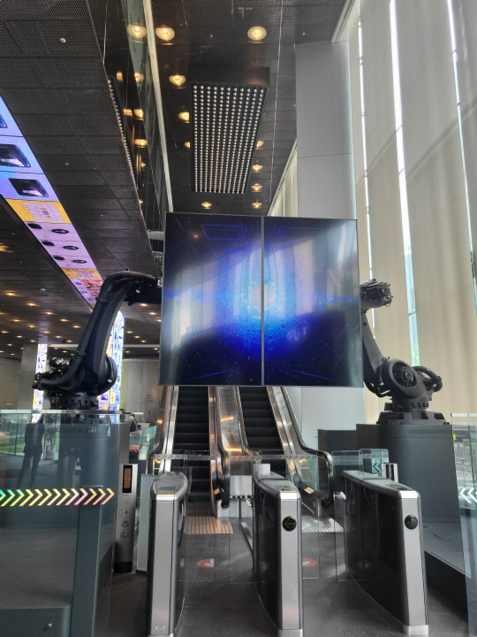 '티움' 입구에 들어서는 모습. 로보게이트가 관람객을 맞아주고 있다. 김나인 기자